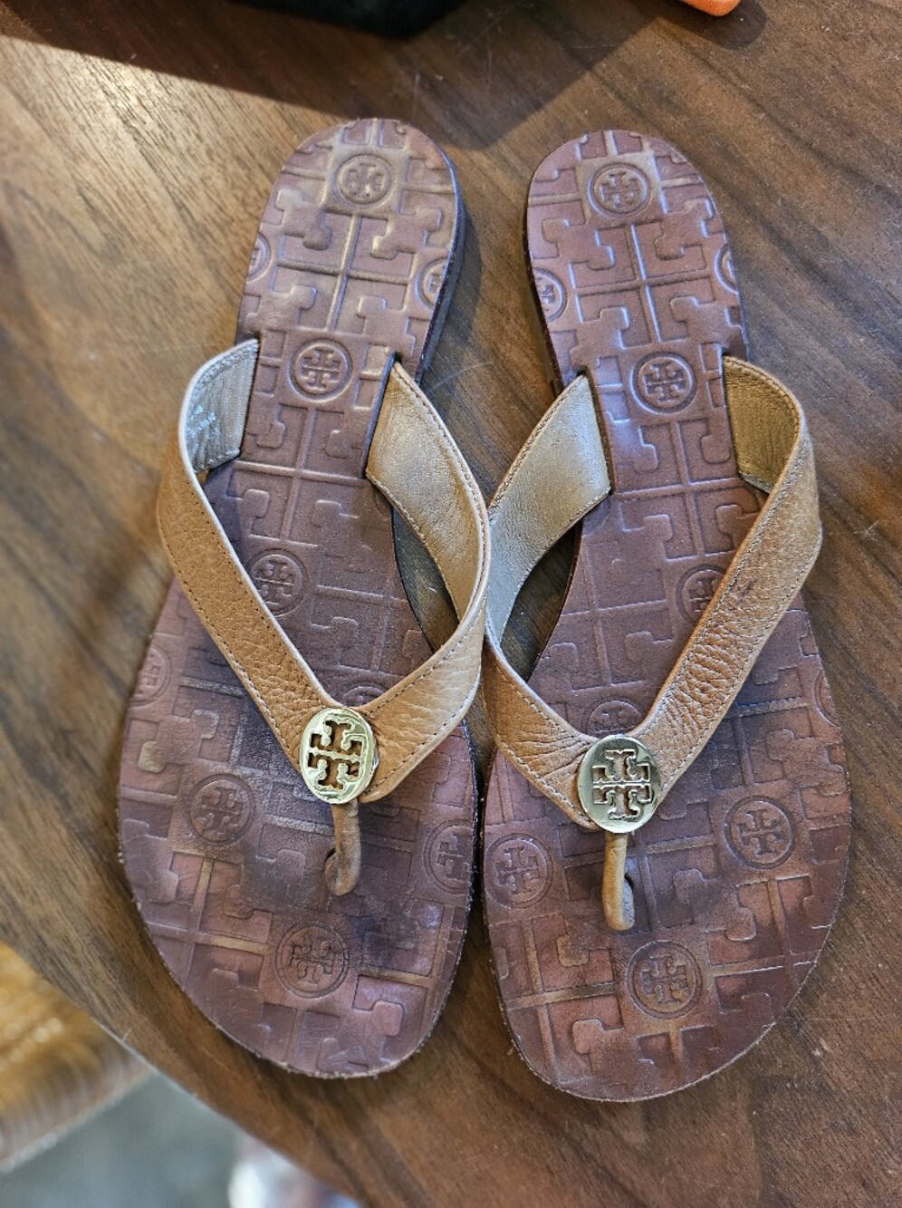 Tory Burch Thora Tan Leather Logo Flip Flops with Gold Medallions 9m